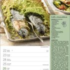 Focaccia mit Ziegenkäse und Rhabarber. Zutaten und Zubereitung sind beschrieben. Links eine abgetrennte Portion Focaccia.