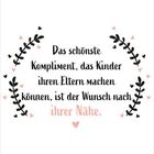 „Das schönste Kompliment, das Kinder ihren Eltern machen können, ist der Wunsch nach ihrer Nähe.“ Verziert mit Herzen.