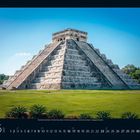 5, 2023. Eine große Steinpyramide mit breiten Treppen. Umgeben von Rasen und Bäumen unter blauem Himmel. Unten sind Kalendertage.