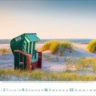 "BOB" steht auf einem Strandkorb mit grün-weißen Streifen, umgeben von Dünen und Meer im Hintergrund. Unten ist ein Kalender für Mai.