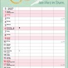 Mai 2027 Kalenderblatt mit dem Zitat „Sie erobern dein Herz im Sturm.“ Drei Engel ziehen ein rotes Herz.