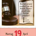 Was hat jemand studiert, der als Anwalt, Staatsanwalt oder Richter arbeitet? a) Jura b) Geografie c) Mathematik Montag 19 April. Ein Richterhammer ist abgebildet.