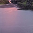 Kalenderblatt für Mai 2027. Oberhalb ein Flusstal in sanftem Rosa, umrahmt von grünen Hügeln, eine kleine Hütte im Vordergrund.