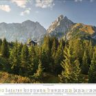 Kalendertage im Mai. Vordergrund mit grünen Tannen, dahinter eine Hütte und imposante Berge unter klarem Himmel.