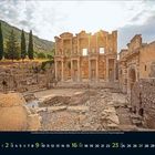 5, 2023. Eine antike Ruine bei Sonnenuntergang mit Zypressen im Hintergrund. Monatskalender mit hervorgehobenen Wochenenden.