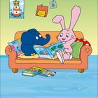 Ein Elefant und ein Hase lesen zusammen ein Buch auf einem Sofa. Bunte Bilder hängen an der Wand.