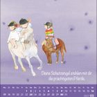 "Deine Schutzengel stehen mit dir die prächtigsten Pferde." Zwei Kinder reiten auf zwei Pferden vor einem violetten Hintergrund. Kalender unten.