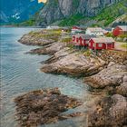 5 2021. Text in hellorange, darunter Zahlen in Schwarz und Orange. Küstenlandschaft mit roten Häusern, Bergen und Sonnenuntergang.