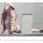 Ein Kalenderblatt zeigt die Zahlen 1 bis 31 unten. Darauf ist ein Wandgemälde einer Frau mit Kopfhörern und Baseballkappe.