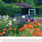 Kalender für Mai. Eine bunte Blumenwiese mit roten Mohnblumen vor einem alten Häuschen mit bewachsenem Dach.