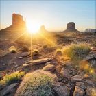 Es gibt keinen Text zu erwähnen. Sonnenaufgang über einer felsigen Wüstenlandschaft mit ikonischen Tafelbergen.