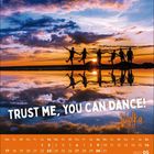 "TRUST ME, YOU CAN DANCE! Vodka." Menschen tanzen bei Sonnenuntergang an einem See mit Spiegelung. Darunter ein Kalender.