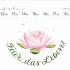 „Feier das Leben!“ elegant unter einer rosa Lotusblüte. Kalenderdaten vom 12. bis 18. Juli, Woche 28.