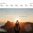 Kalender für April 2027, Zitat von Goethe über Zielsetzung. Frau hebt Arme zum Sonnenuntergang in Berglandschaft.