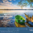 Zitat: "Ich wünsche dir Mut für Veränderungen!" Ein grünes Boot am Ufer, ruhiger See, Kalender für Mai 05.