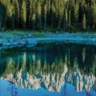 Kalenderseite für Mai 2021. Bergkette im Hintergrund, Wald und See im Vordergrund, spiegeln die Landschaft wider.