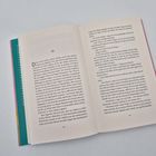 Seite 64-65 eines geöffneten Buches mit Text über eine Szene am Bahnhof und Gespräche über alltägliche Erlebnisse.