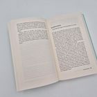 Text: "Sozialkontakte - Gute Beziehungen sind die Basis für Glück" auf einer Doppelseite eines geöffneten Buches, Seite 59.