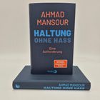 "AHMAD MANSOUR HALTUNG OHNE HASS. Eine Aufforderung. SPIEGEL Bestseller-Autor. Berlin Verlag" auf dunklem Buch.
