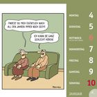 Zwei Personen auf einem Sofa. Sie fragt: "Findest du mich eigentlich nach all den Jahren immer noch sexy?" Er antwortet: "Ich kann sie ganz schlecht hören!" Rechts ein Wochentagskalender.