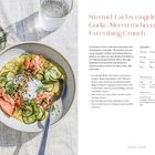 **Stremel-Lachs, eingelegte Gurke, Meerrettichcreme & Everything Crunch.** Links ist ein Teller mit Lachs, Gurke und Würzmischung. Rechts Text mit Rezeptdetails.
