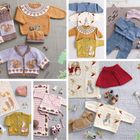 Auf dem Bild sind gestrickte Baby-Kleidungssätze in verschiedenen Farben und Tiermotiven zu sehen.