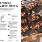 Rezept für Hafer-Erdnuss-Schokoladen-Riegel; Zutaten, Zubereitung und Nährwerte beschrieben; Bild von Riegeln auf Gitter.