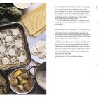 Schwarze Lorighittas mit Mandel-Tomaten-Pesto. Zutaten für 4 Personen. Text, sechs Bilder: zwei Hände formen Teig.