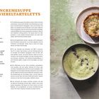 „Bohnencremesuppe mit Zwiebeltartlettes. Zutaten für 4 Personen.“ Rechts: Teller mit Tartelette, links: Suppe in Schale.