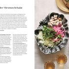 "Kalter Miesmuschelsalat". Links Rezepttexte, rechts Teller mit Muschelsalat und Kräuterbaguette, Glas und Besteck.