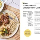 Titel: "Miso-Hähnchen mit gequetschter Gurke". Rezept für 2 Portionen, mit Zutaten und Zubereitung. Links: Foto mit Fleisch, Reis, Gurkensalat.