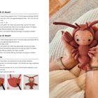 Anleitung für Fühler und Fertigstellen eines gehäkelten Tieres. Rechts ein gehäkeltes Krustentier in Händen gehalten.