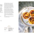 Zwiebel-Schnecken mit Tomaten-Majoran-Butter, Rezept für 12 Schnecken. Bild zeigt drei goldbraune Schnecken auf Teller.