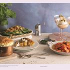 Unten links: "Im Uhrzeigersinn von oben links: Grüne Bohnen mit Mandeln, Schwimmende Inseln..." Rechts oben elegante Desserts.