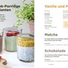 Kühlschrank-Porridge in drei Varianten mit Rezepten für Vanille und Mango, Matcha und Schokolade. Drei Gläser Porridge.