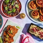 Texte: Coleslaw (S. 50), Zucchini-Fritters (S. 47), Meatballs (S. 51), Pizzaschnecken (S. 46), Kimchi Ganoush (S. 50).  
Verschiedene Teller mit Speisen auf pastellfarbenem Hintergrund.