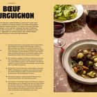 "Bœuf Bourguignon" für 4 Personen, Vorbereitungszeit 15 Min, Garzeit 3 Std. Rezept mit Zutaten und Anweisungen. Teller Fleischgericht, daneben Wein und Salat.