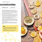 Esskastanienchips: Rezept für 4 Personen, Zubereitung 10 Min, Garzeit 20 Min. Links Text, rechts goldene Chips auf Backblech.
