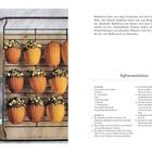 Klassische Fröbelsterne. Anleitung zur Herstellung von Sternen aus Papierstreifen in Rot und Gold auf Holzoberfläche.