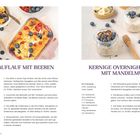 GRIESSAUFLAUF MIT BEEREN und KERNIGE OVERNIGHT OATS MIT MANDELMUS. Zwei Rezepte mit Bildern von Früchten und Haferflocken.