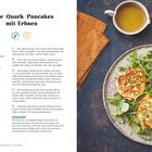 Rezept für Käse-Quark-Pancakes mit Erbsen. Links Anleitung und Zutaten, rechts Bild von Pancakes auf Rucola.