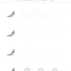 Oben: "Spure nach. Lass den Stift dabei immer auf dem Papier." Schnecken und Blumen mit wellenförmigen Linien zum Nachzeichnen.