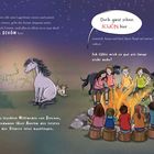 Kinder sitzen mit Tieren am Lagerfeuer. Annika spielt Gitarre. Sterne leuchten am Himmel.