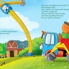Kran Paul ruft den anderen zu, sich auf viel Arbeit vorzubereiten. Ein verfallenes Bauernhaus soll für einen Spielplatz weichen. Im Bild sind fröhliche, bunte Baufahrzeuge vor einer ländlichen Kulisse zu sehen.