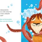 Text: "Jetzt heißt es kräftig einmassieren... Hilfst du Karl... einzuarbeiten." Illustration: Ein Löwe genießt eine Kopfmassage von einem Tintenfisch.