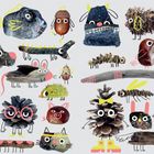 Kreative Illustration mit gesichteten Steinen, Nüssen und Holzstücken, die in Tierfiguren verwandelt sind.
