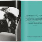 Zitat von Audrey Hepburn über die Erneuerung und Hoffnung der 50er. Links ein Foto einer Frau in einem Auto.