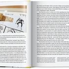 Eine offene Buchseite mit Texten über Kraven, den Chameleon, und Mysterio. Links ein Foto von einer Hand, die ein Blatt anhebt.