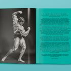 "IN THE CAB IN VEGAS... TURNS TO LIZARD PEOPLE." Schwarz-Weiß-Foto eines Bodybuilders in Pose links, Text rechts.