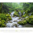 05. Kalender mit einem Bild von einem Bach, der sich durch einen grünen Wald mit Moos bedeckten Steinen schlängelt.